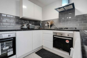 Large 5 Bedroom House - Sleeps 9 - Anfield, Liverpool - 4 Double Beds, 1 Single Bed - 3 min drive to Liverpool Football Club & Anfield Stadium, 14 min walk to Liverpool Football Club & Anfield Stadium